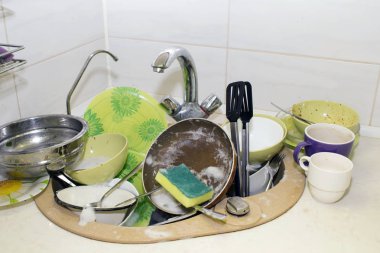 Mutfakta bulaşık bir demet.