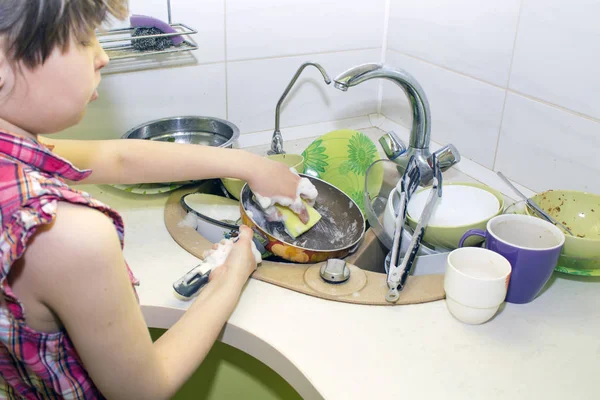 Ein Haufen schmutziges Geschirr in der Küche. — Stockfoto