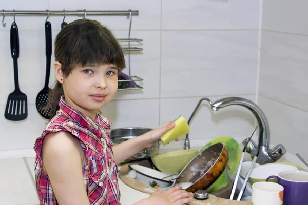 Kirli bulaşık lavaboya duran bir sürü çocuk yıkar