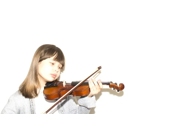 Joyeux belle fille avec violon isolé sur fond blanc — Photo