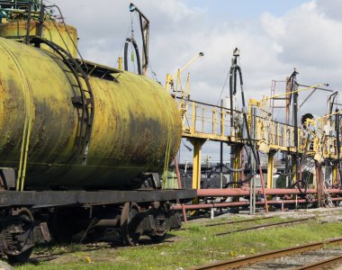 eski demiryolu tank. Dolum karmaşık. Yasadışı petrol çıkarımı