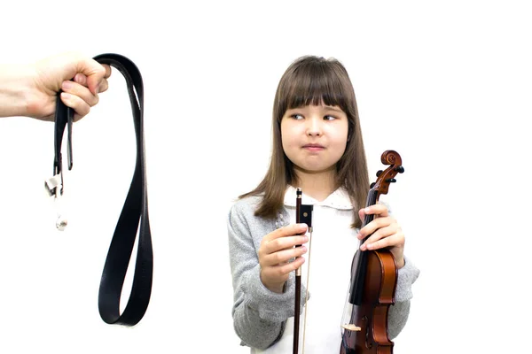 Föräldrar tvinga barnet att spela fiol. — Stockfoto