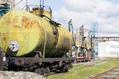 eski demiryolu tank. Dolum karmaşık. Yasadışı petrol çıkarımı