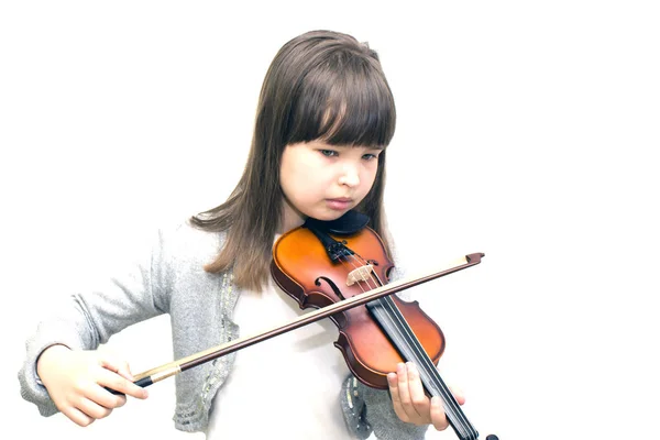 L'enfant joue soigneusement le violon . — Photo