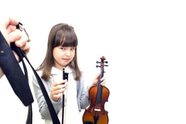Anne Çocuk keman çalmak için zorla.