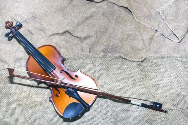 Piękny skrzypce opiera się na stary kawałek materiału. — Zdjęcie stockowe