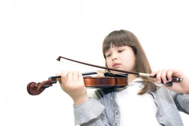 Çocuk düşünceli keman çalıyor.