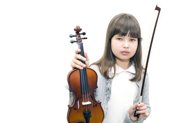 Dziecko posiada skrzypce i nie uśmiecha. — Zdjęcie stockowe