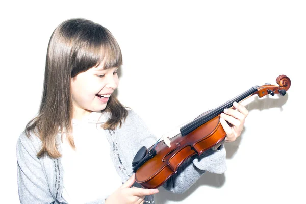 A gyermek tartja a hegedű és mosolyogva. — Stock Fotó