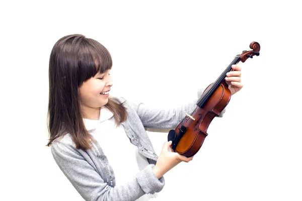 A criança segura o violino e sorrindo . — Fotografia de Stock