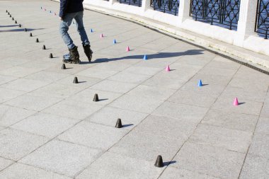 silindir slalom koni bir çizgi boyunca pratik skater
