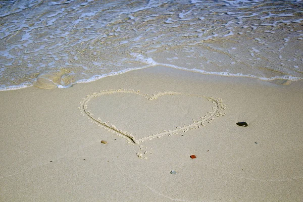 Herz am Strand. Romantische Komposition. — Stockfoto