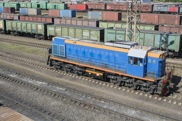 Lokomotivet skjuter vagnarna — Stockfoto