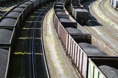 Demiryolu vagonları kömür yüklü..