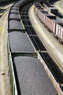 Demiryolu vagonları kömür yüklü..