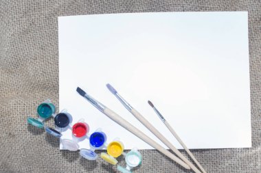 Suluboya boya, boyama ve boş beyaz kağıt levha sketchbook için fırçalar kümesi.