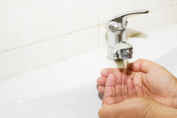 Yıkama su dokunun Banyo Havzası ve çalışan — Stok fotoğraf