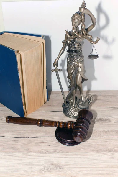 Law and Justice Konzept. Schlägel des Richters, Bücher, Maßstäbe der Gerechtigkeit. — Stockfoto