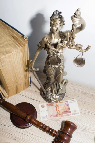 Begreppet lag och rättvisa. Domarens klubba, böcker, rättvisans våg. — Stockfoto
