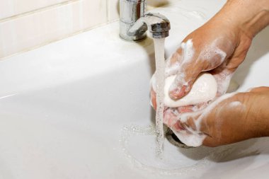 yıkama su dokunun Banyo Havzası ve çalışan