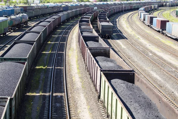 Spoorwagons geladen met kolen. — Stockfoto