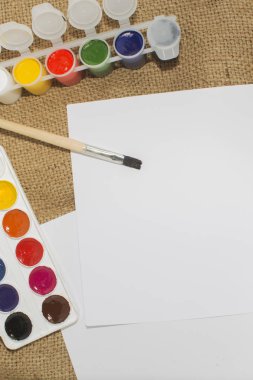 Suluboya boya, boyama ve boş beyaz kağıt levha sketchbook için fırçalar kümesi.