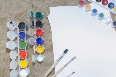 Suluboya boya, boyama ve boş beyaz kağıt levha sketchbook için fırçalar kümesi.