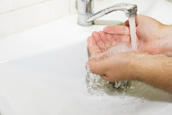 Yıkama su dokunun Banyo Havzası ve çalışan — Stok fotoğraf