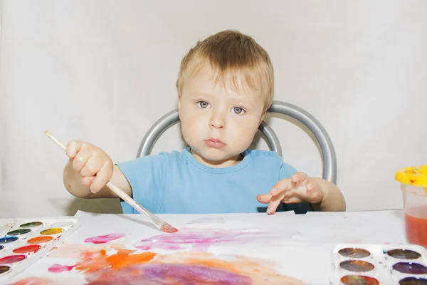 잘생긴 소년의 페인트 붓을 들고 있다. — 스톡 사진