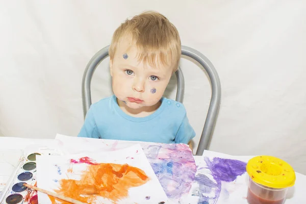 잘생긴 소년의 페인트 붓을 들고 있다. — 스톡 사진