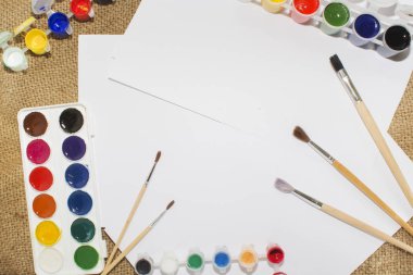 Suluboya boya, boyama ve boş beyaz kağıt levha sketchbook için fırçalar kümesi.