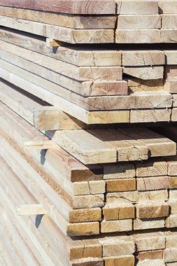 bir inşaat sitesinde ahşap plakalar.