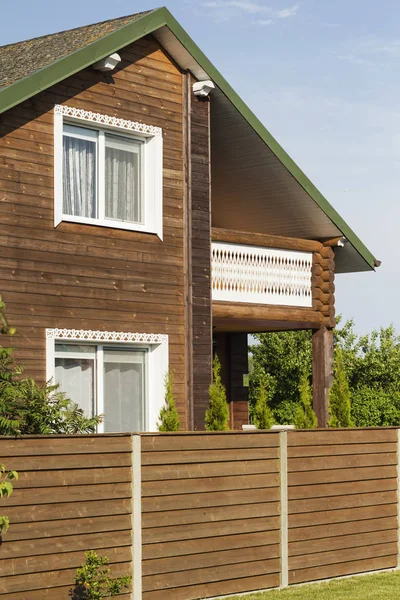 ahşap ev, yeşil çim ve mavi gökyüzü