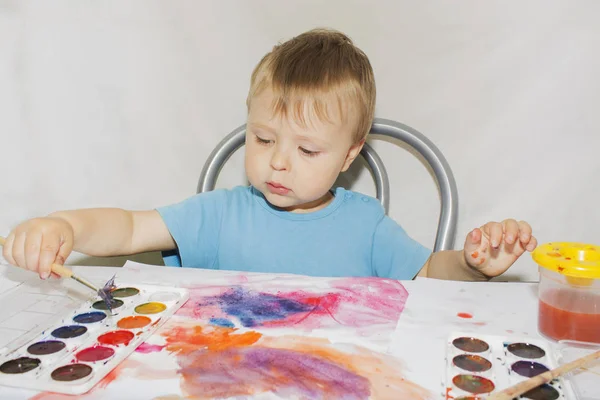 Porträtt av en stilig pojke håller en pensel. — Stockfoto