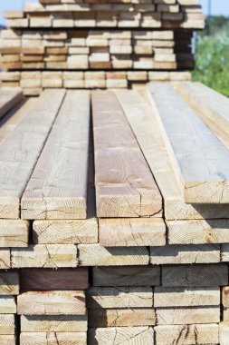 bir inşaat sitesinde ahşap plakalar.