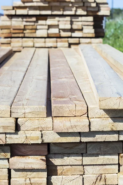 bir inşaat sitesinde ahşap plakalar.