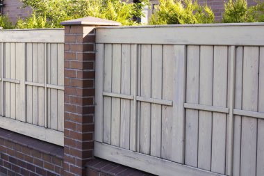 yeşil çim ve güzel ahşap çit ile keyifli bir güneşli arka