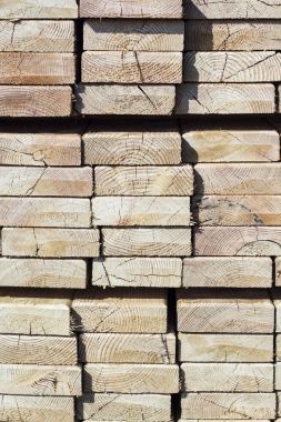 bir inşaat sitesinde ahşap plakalar.