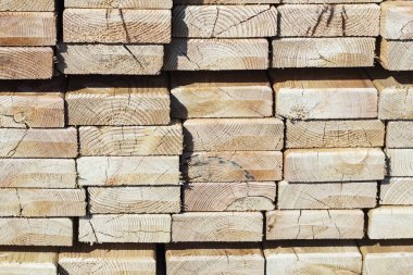 bir inşaat sitesinde ahşap plakalar.