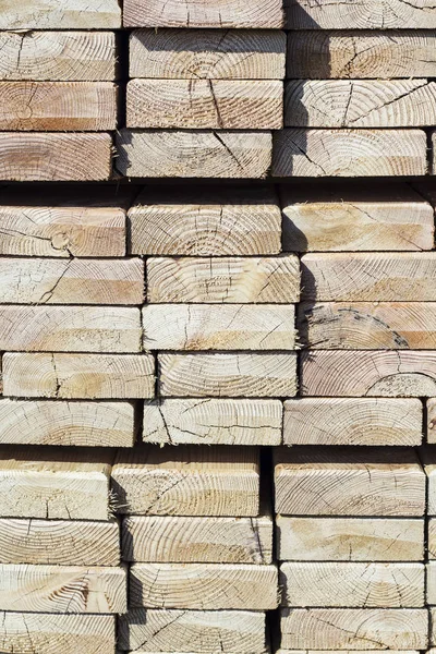 bir inşaat sitesinde ahşap plakalar.