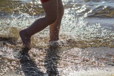 Ayak ve bir sürü plaj zemin üzerine sıçramasına su damlaları