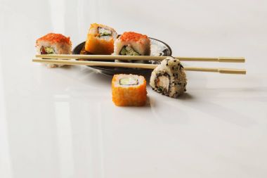 Suşi plaka beyaz bir arka plan karşı