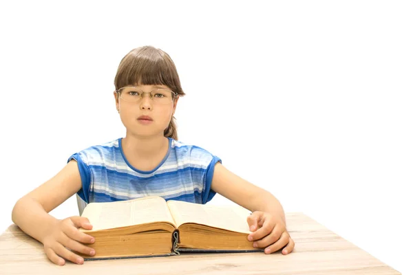 Симпатичный подросток с книгами на белом фоне — стоковое фото