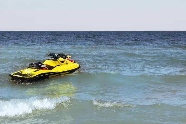 Sahilde sarı Jet ski