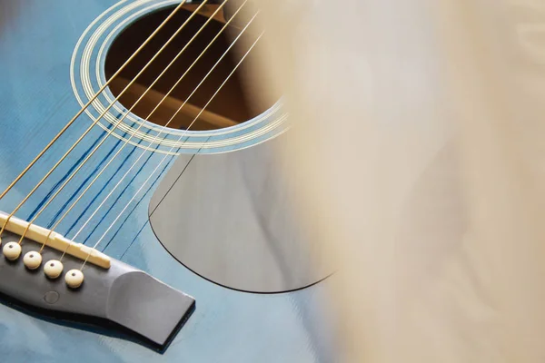 Detalj av klassisk gitarr med kort skärpedjup — Stockfoto