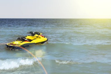 Sahilde sarı Jet ski