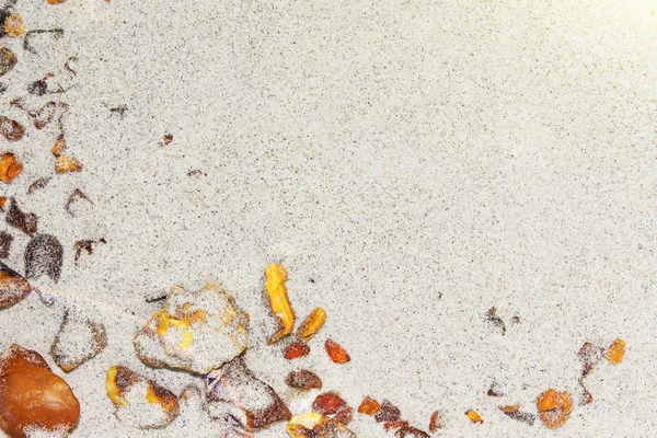 Amber. the pieces of amber in the sand on the beach. — Stock Photo, Image