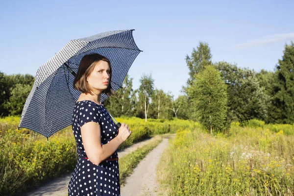 Girl in polka dot dress under the scorching sun — Stock Photo, Image