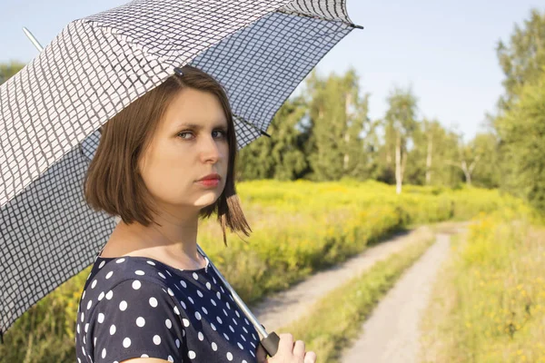 Ragazza in abito a pois sotto il sole cocente — Foto Stock