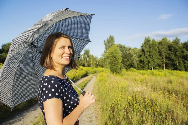 Ragazza in abito a pois sotto il sole cocente — Foto Stock